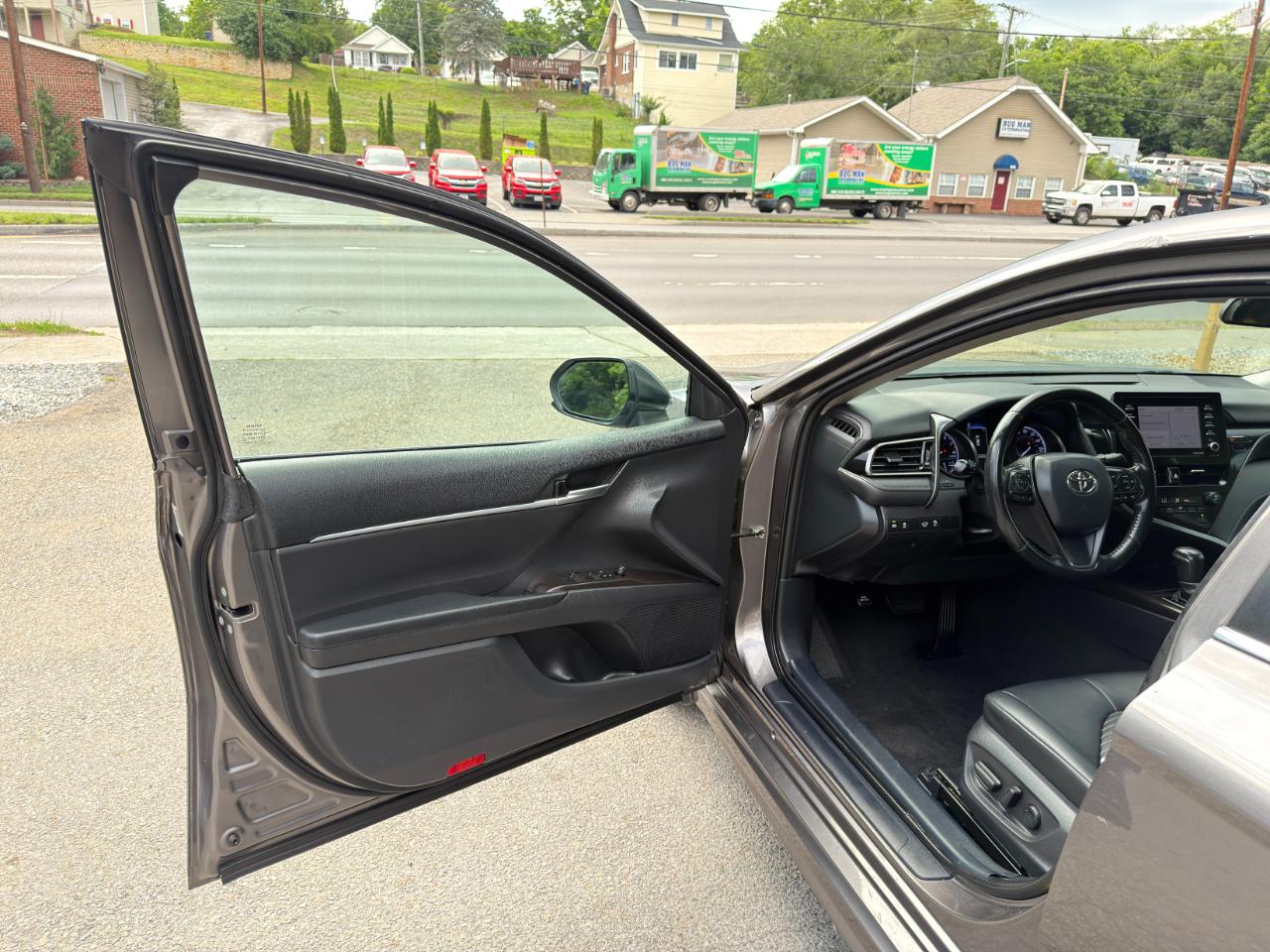 Toyota Camry SE Auto (Natl) 2021