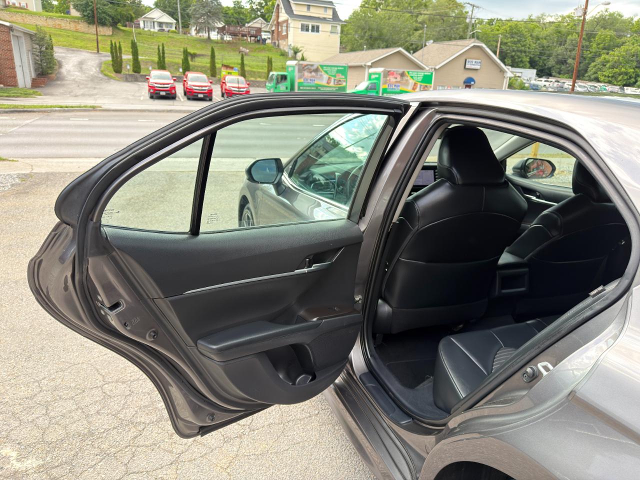 Toyota Camry SE Auto (Natl) 2021