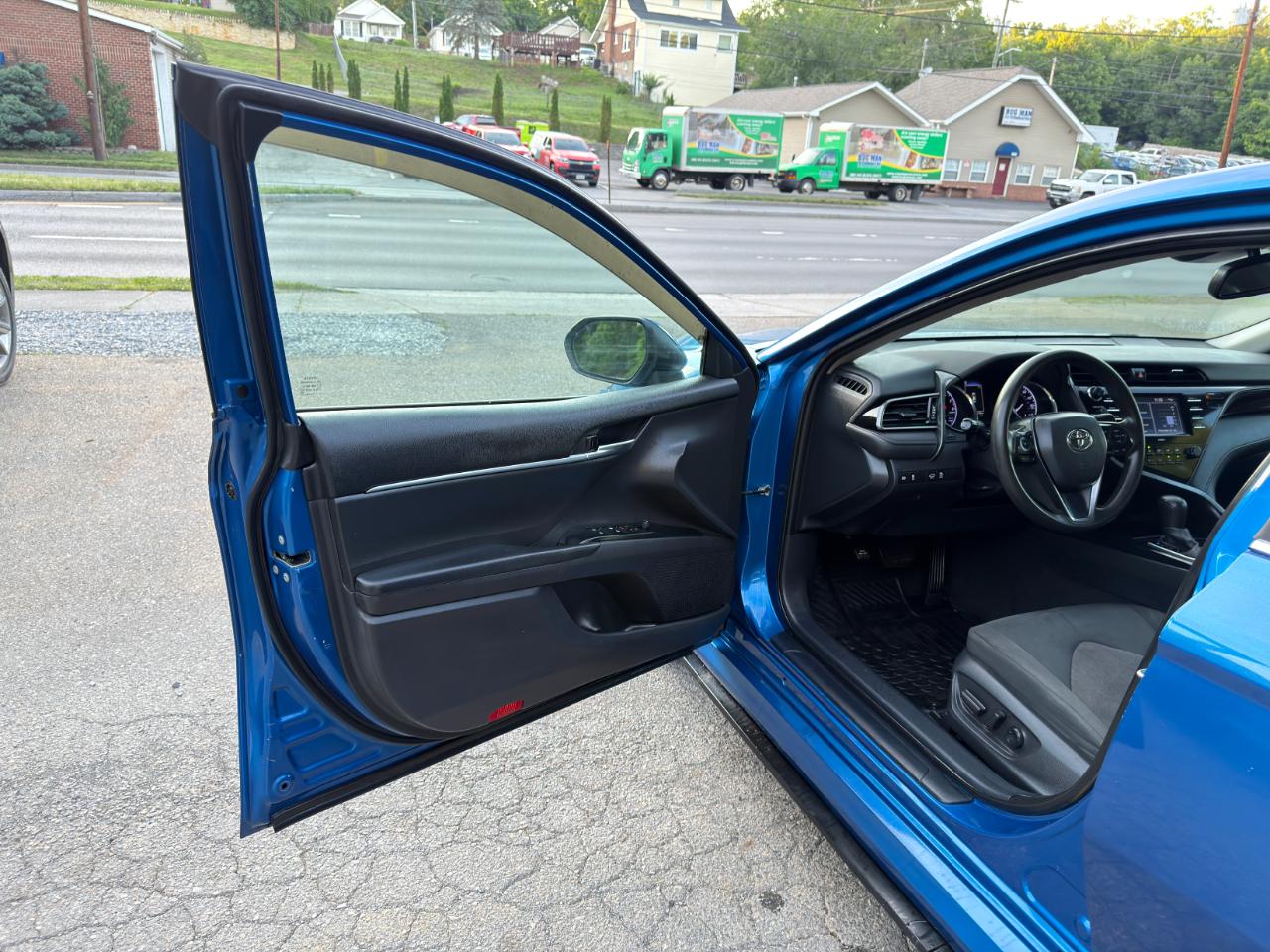 Toyota Camry LE Auto (Natl) 2020