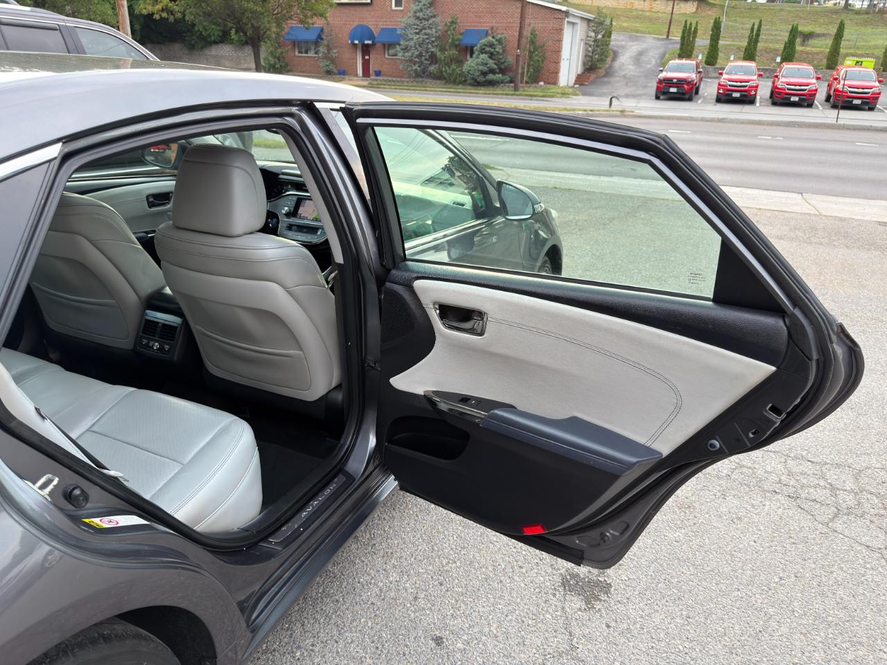 Toyota Avalon Hybrid 4dr Sdn XLE Premium (Natl) 2013