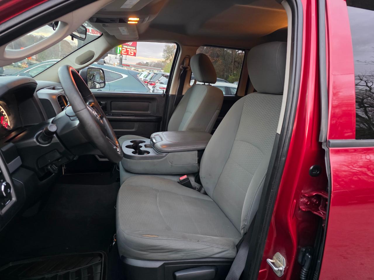 RAM 1500 4WD Quad Cab 140.5" ST 2015