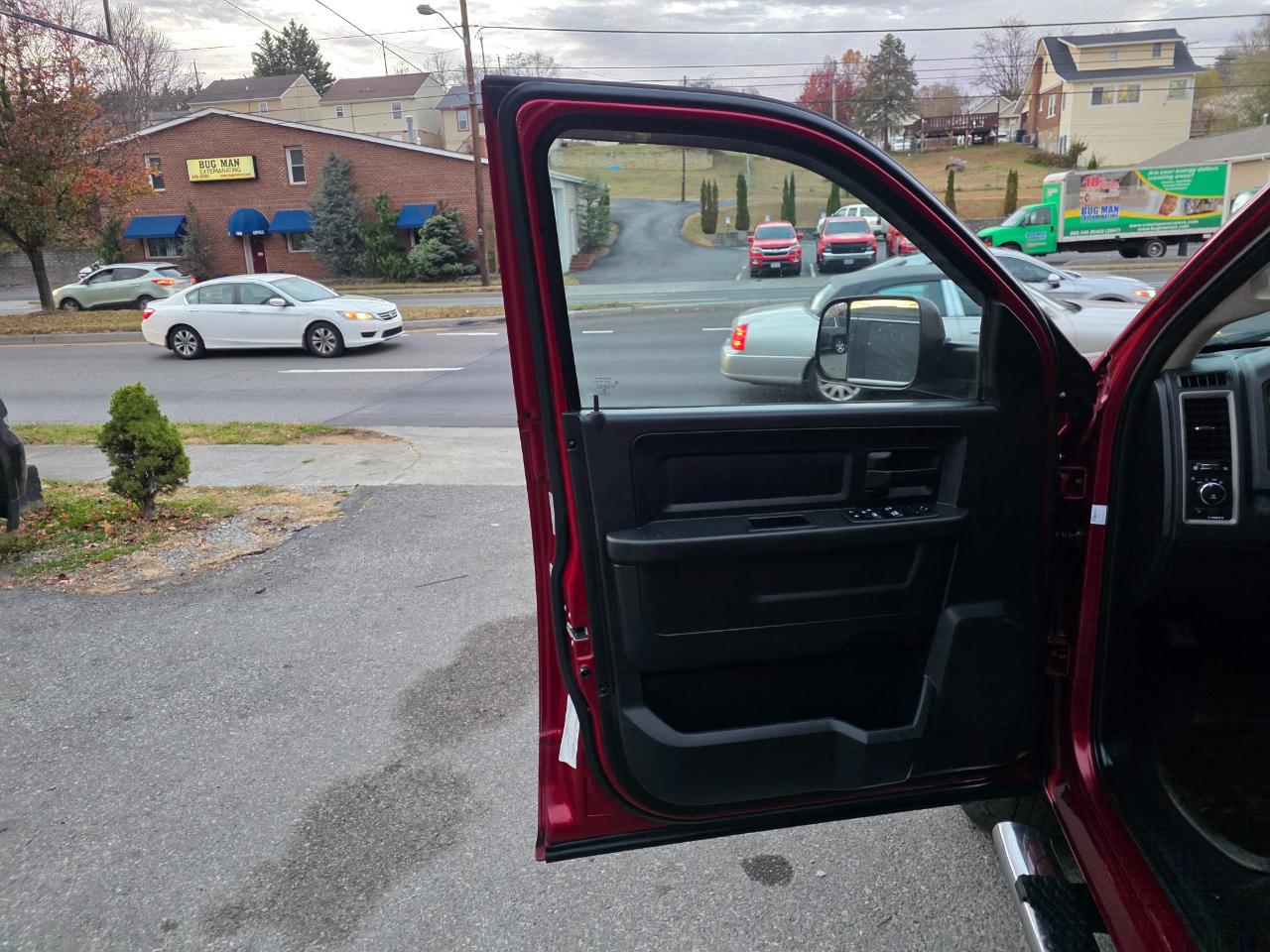 RAM 1500 4WD Quad Cab 140.5" ST 2015