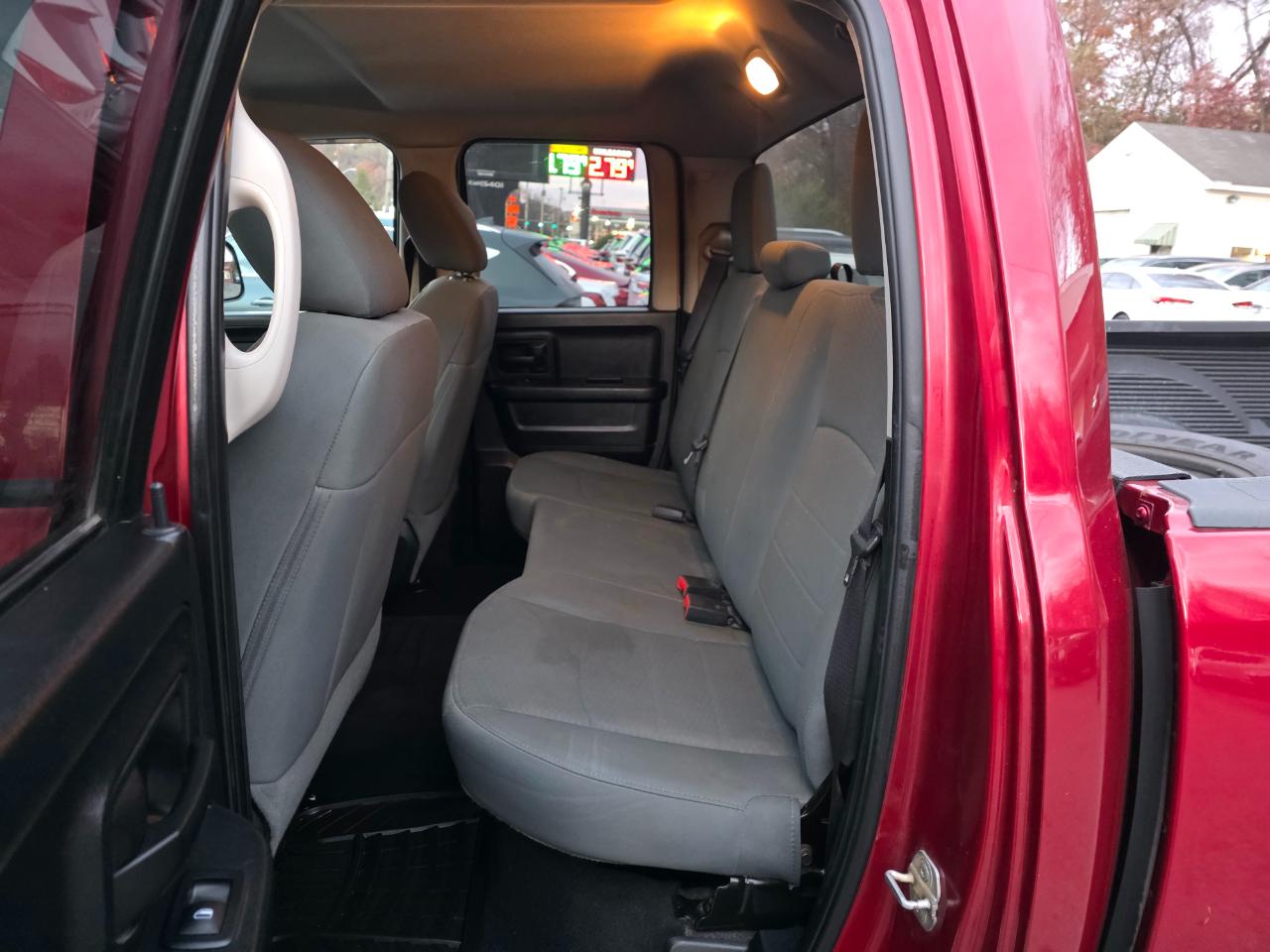 RAM 1500 4WD Quad Cab 140.5" ST 2015