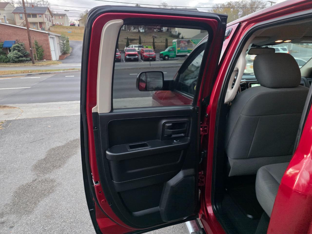 RAM 1500 4WD Quad Cab 140.5" ST 2015
