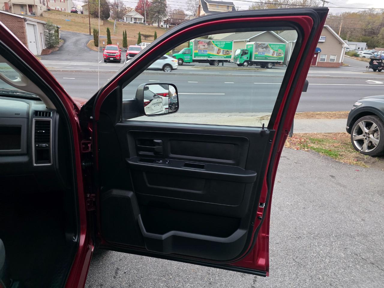 RAM 1500 4WD Quad Cab 140.5" ST 2015