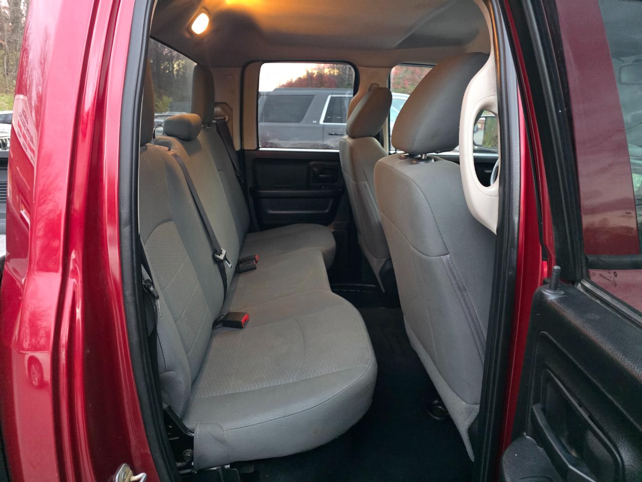 RAM 1500 4WD Quad Cab 140.5" ST 2015