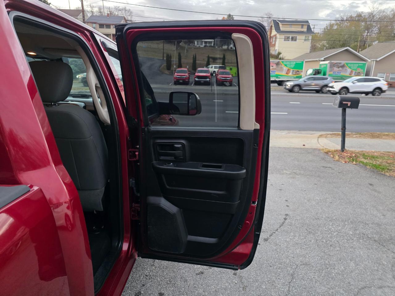 RAM 1500 4WD Quad Cab 140.5" ST 2015