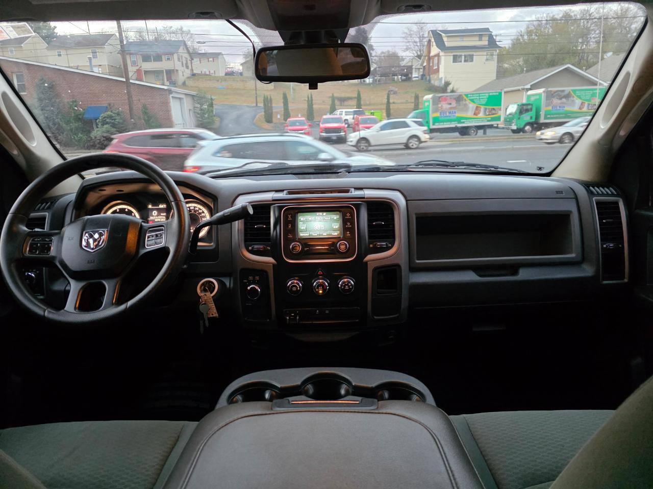 RAM 1500 4WD Quad Cab 140.5" ST 2015