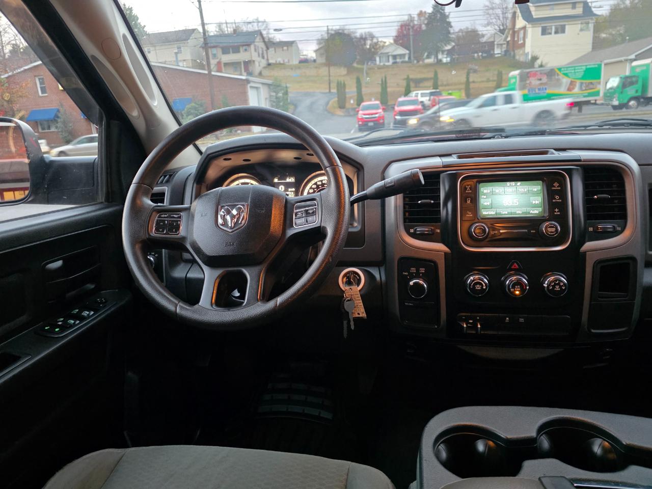RAM 1500 4WD Quad Cab 140.5" ST 2015