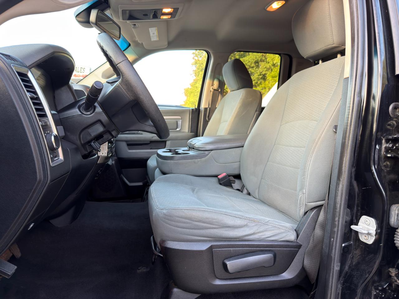 RAM 1500 4WD Quad Cab 140.5" SLT 2014