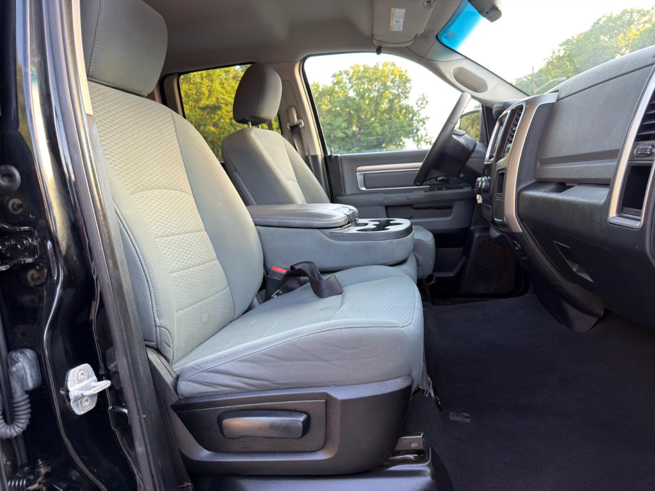 RAM 1500 4WD Quad Cab 140.5" SLT 2014