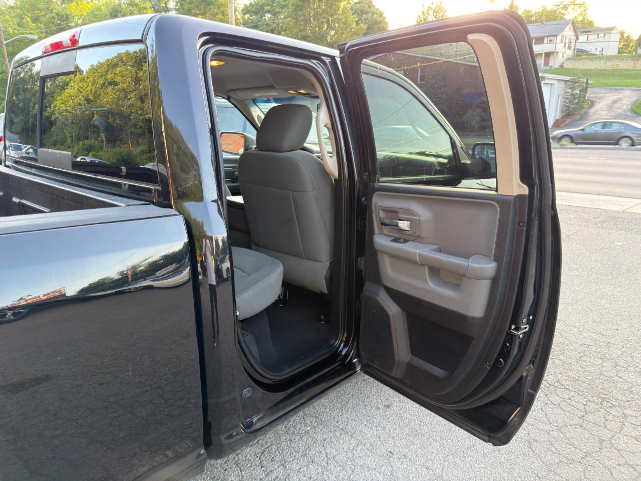 RAM 1500 4WD Quad Cab 140.5" SLT 2014