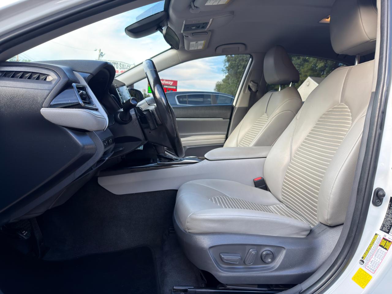 Toyota Camry SE Auto (Natl) 2021