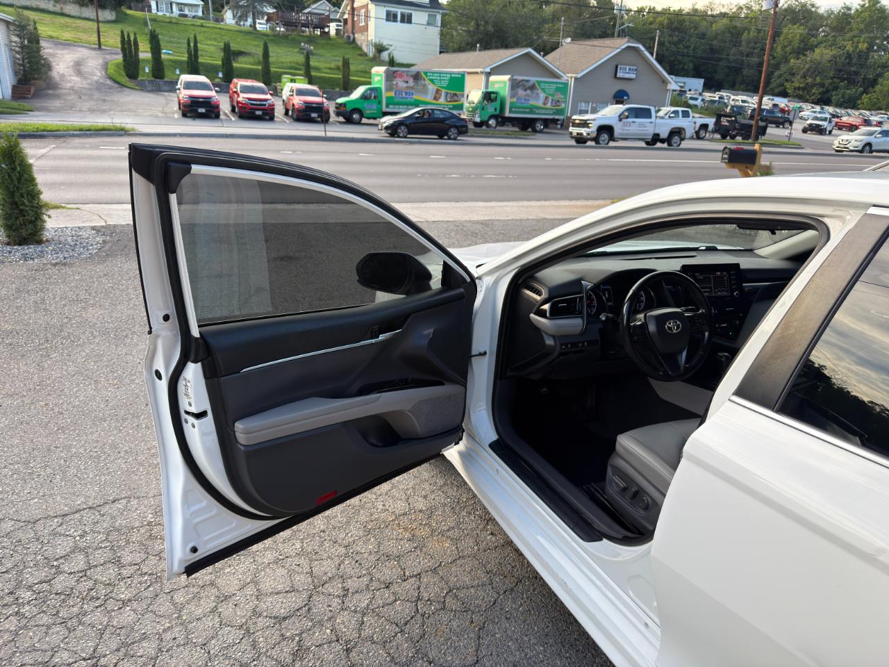 Toyota Camry SE Auto (Natl) 2021