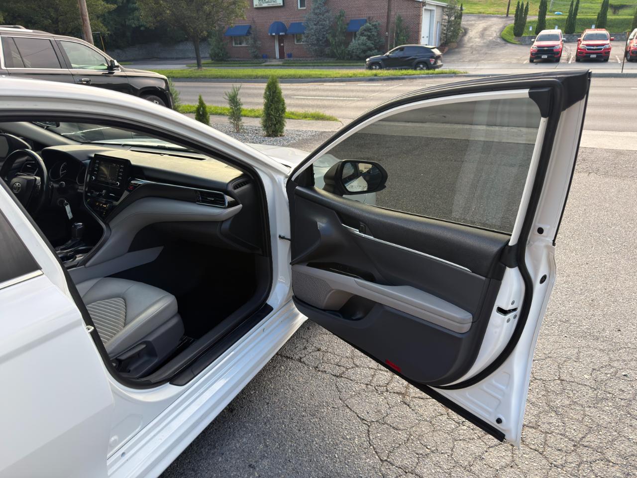 Toyota Camry SE Auto (Natl) 2021
