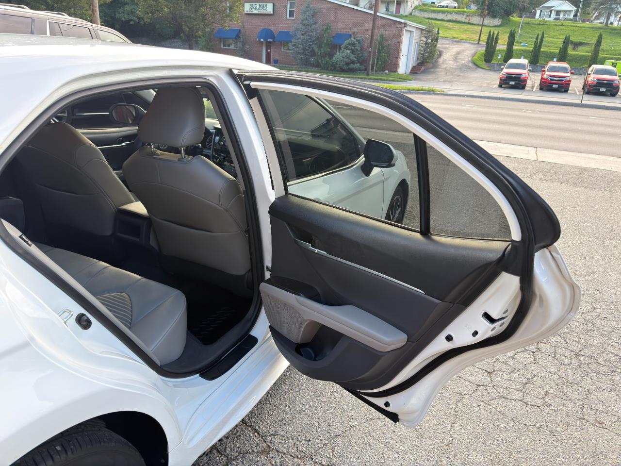 Toyota Camry SE Auto (Natl) 2021