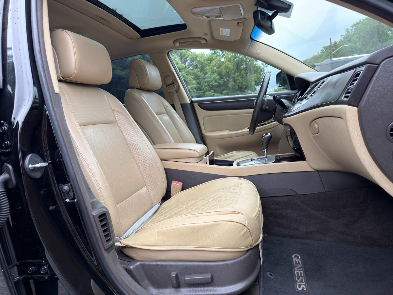 Hyundai Genesis 4dr Sdn V6 2011