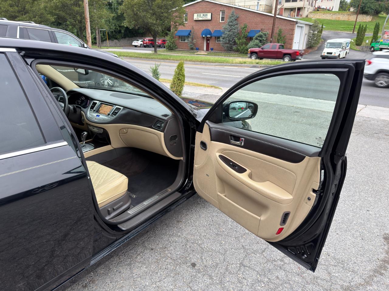 Hyundai Genesis 4dr Sdn V6 2011