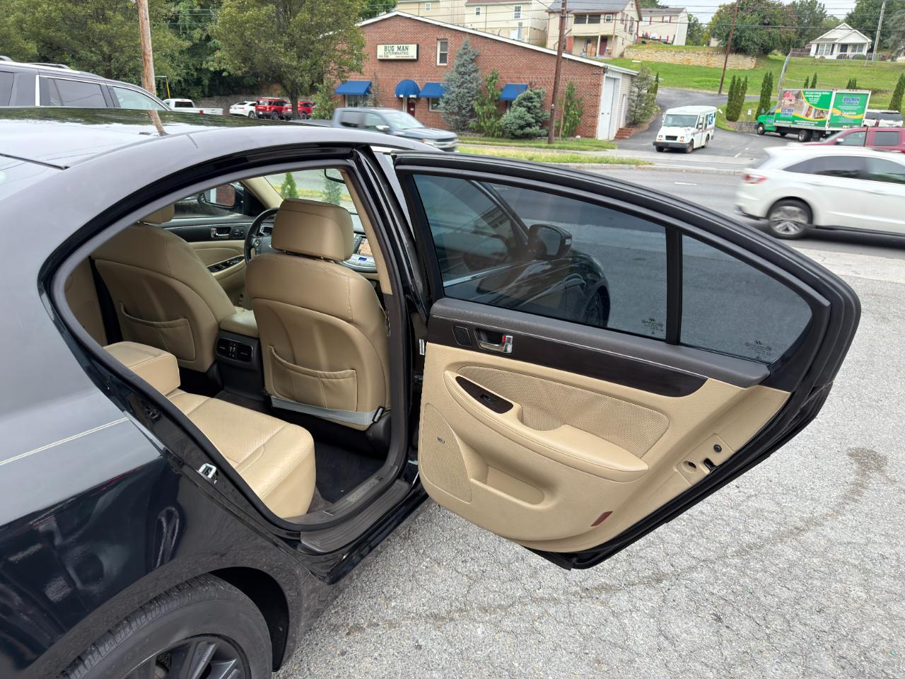 Hyundai Genesis 4dr Sdn V6 2011