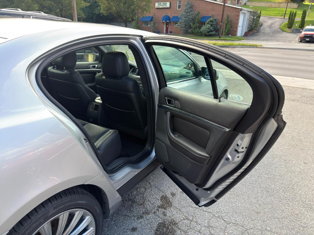 Lincoln MKS 4dr Sdn 3.7L FWD 2013