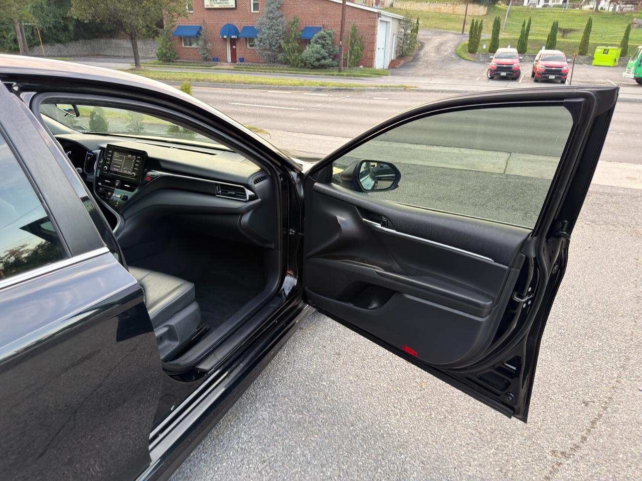 Toyota Camry SE Auto (Natl) 2021