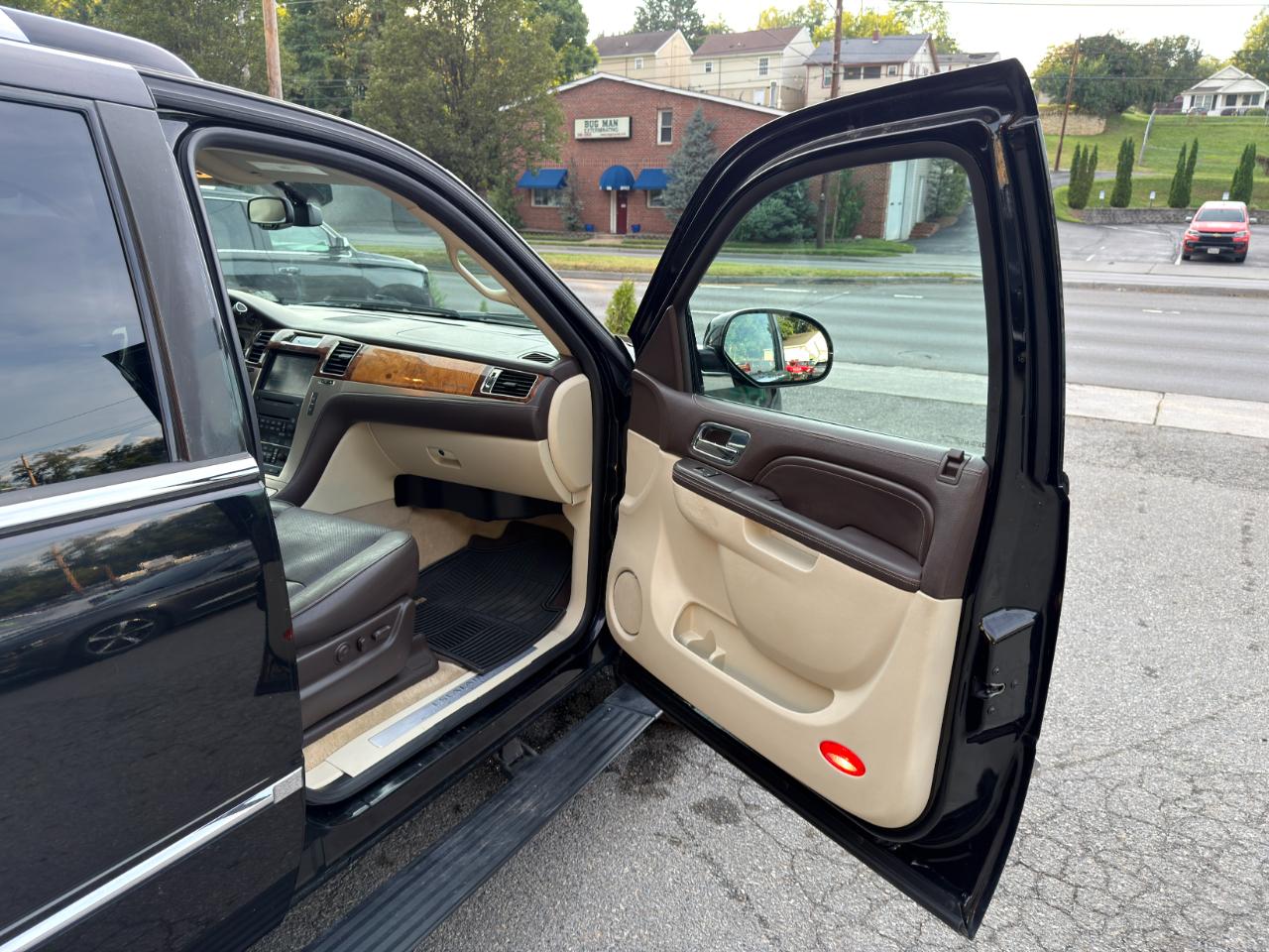 Cadillac Escalade ESV AWD 4dr Platinum Edition 2010