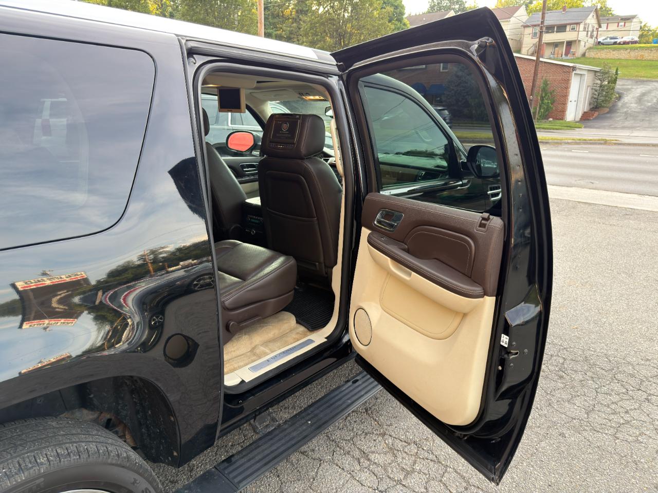 Cadillac Escalade ESV AWD 4dr Platinum Edition 2010