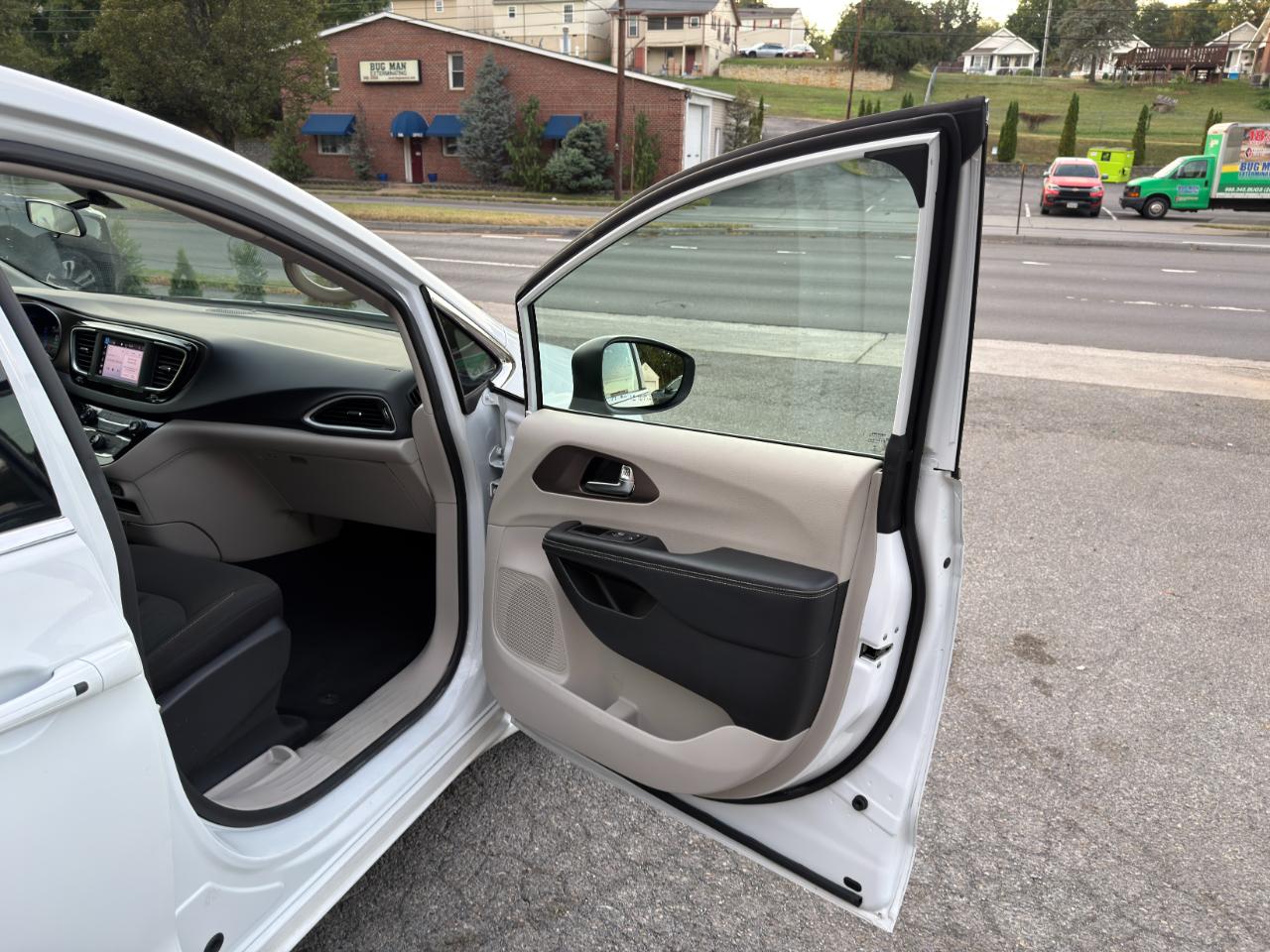 Chrysler Voyager LX FWD 2022