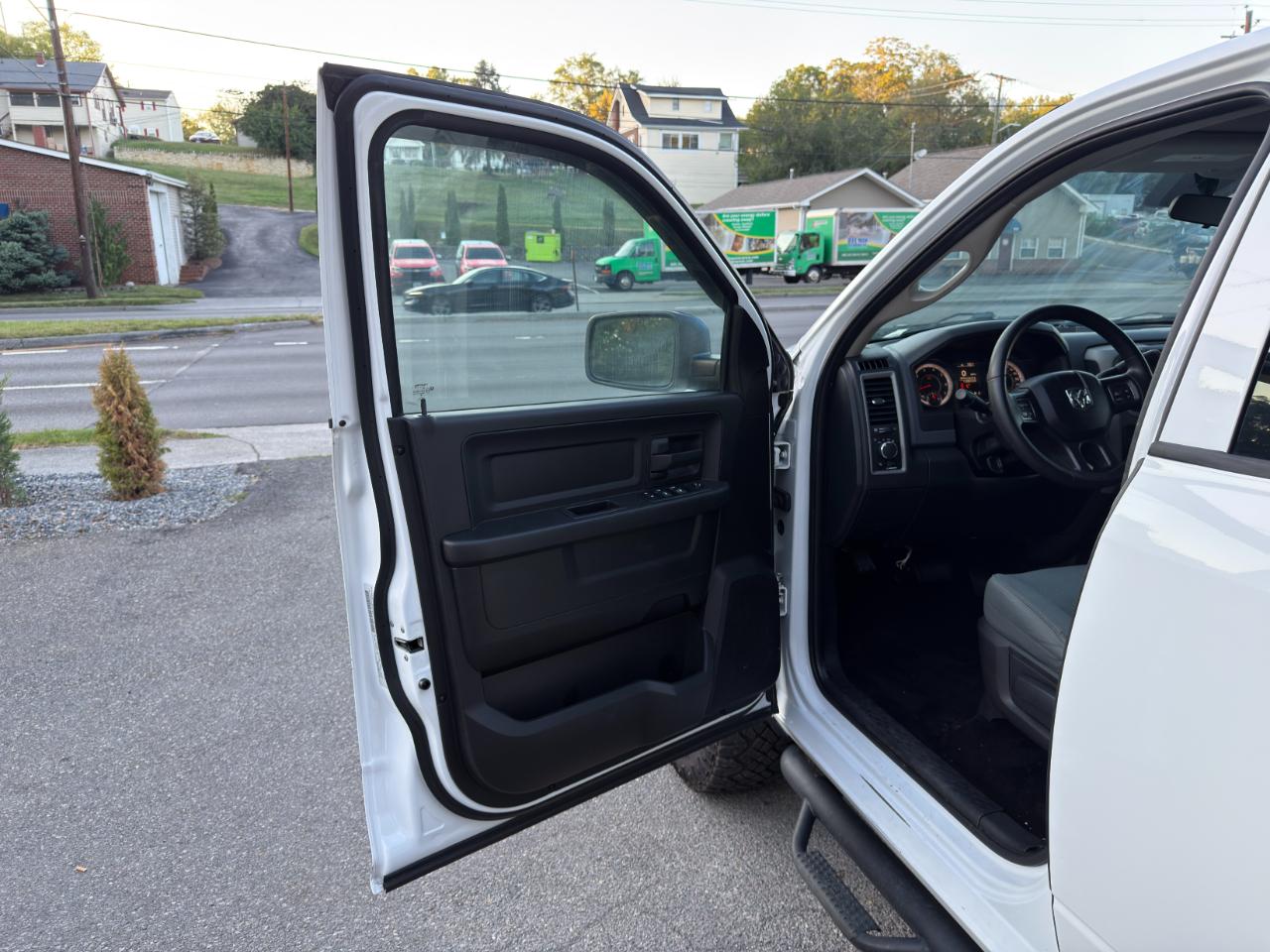 RAM 1500 4WD Crew Cab 140.5" Tradesman 2016