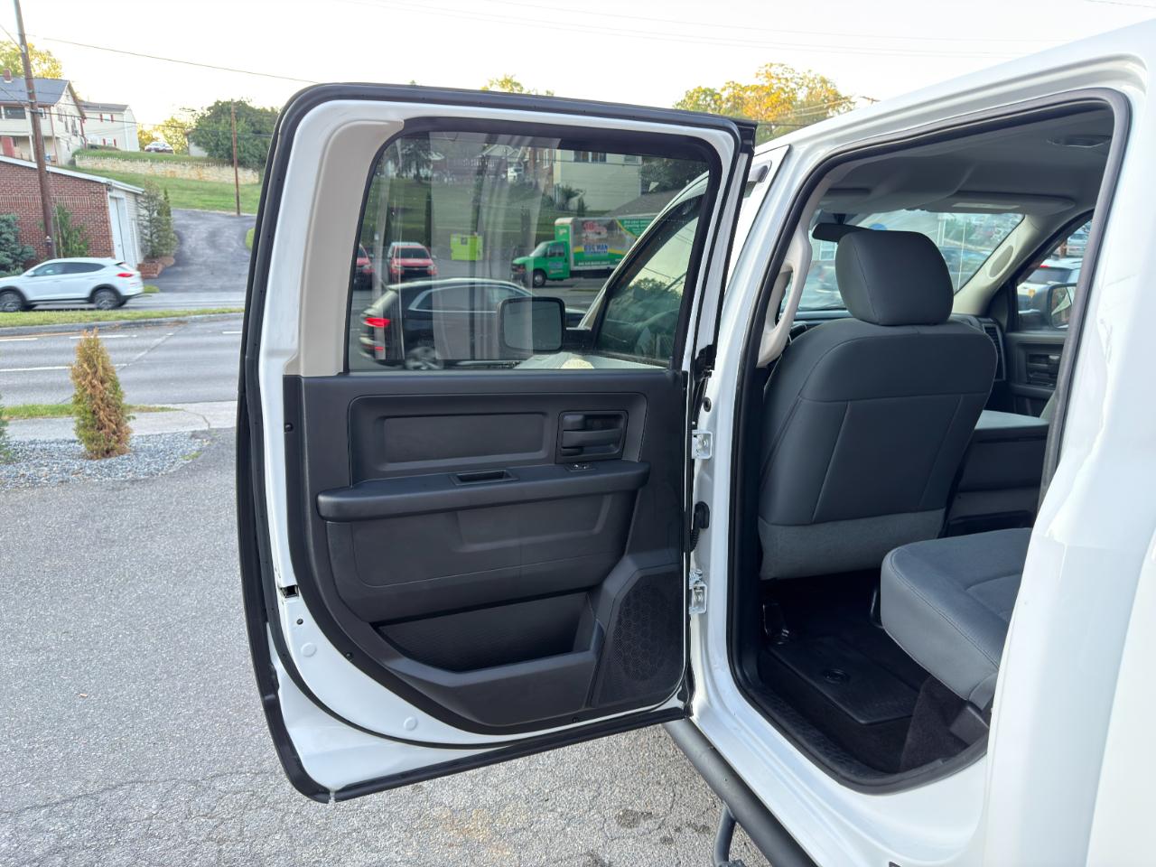 RAM 1500 4WD Crew Cab 140.5" Tradesman 2016