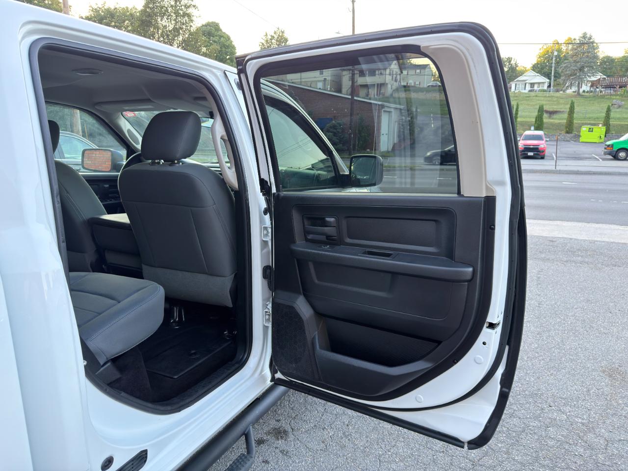 RAM 1500 4WD Crew Cab 140.5" Tradesman 2016
