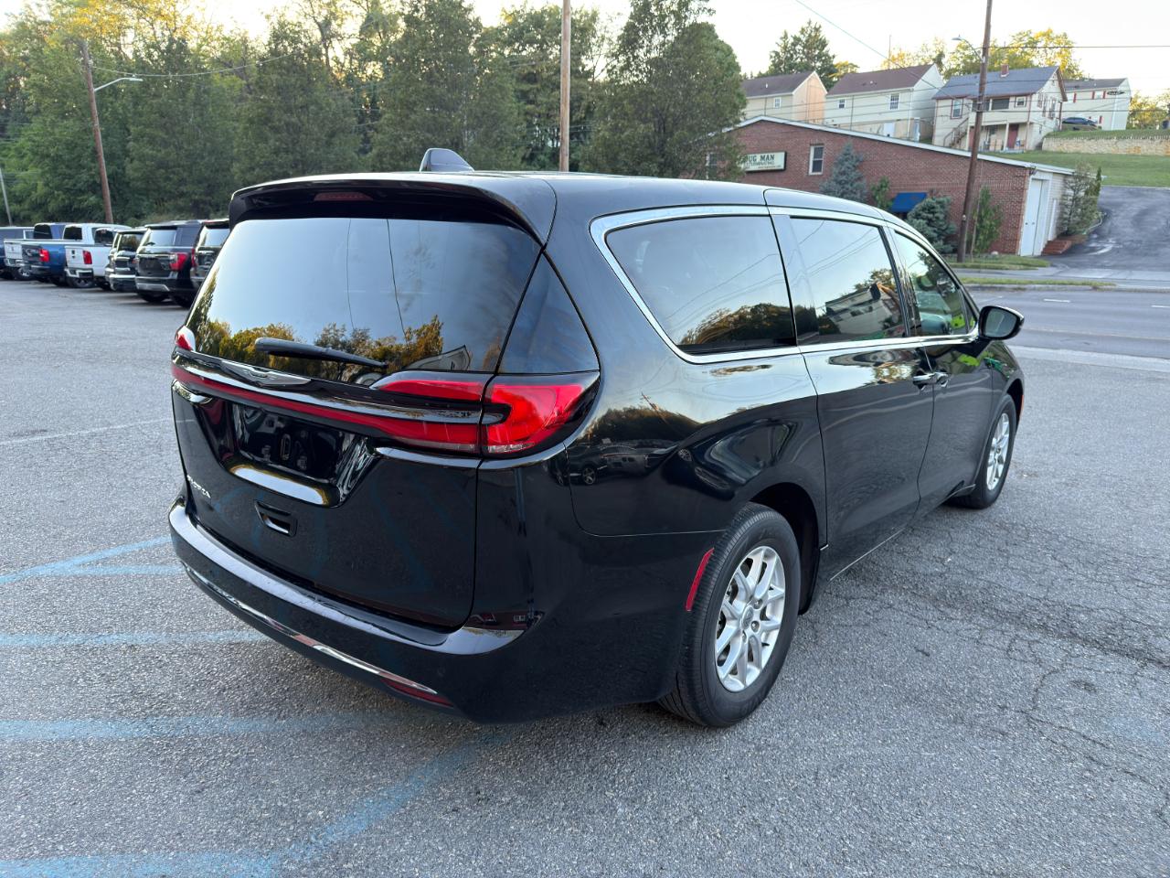 Chrysler Pacifica Touring FWD 2024