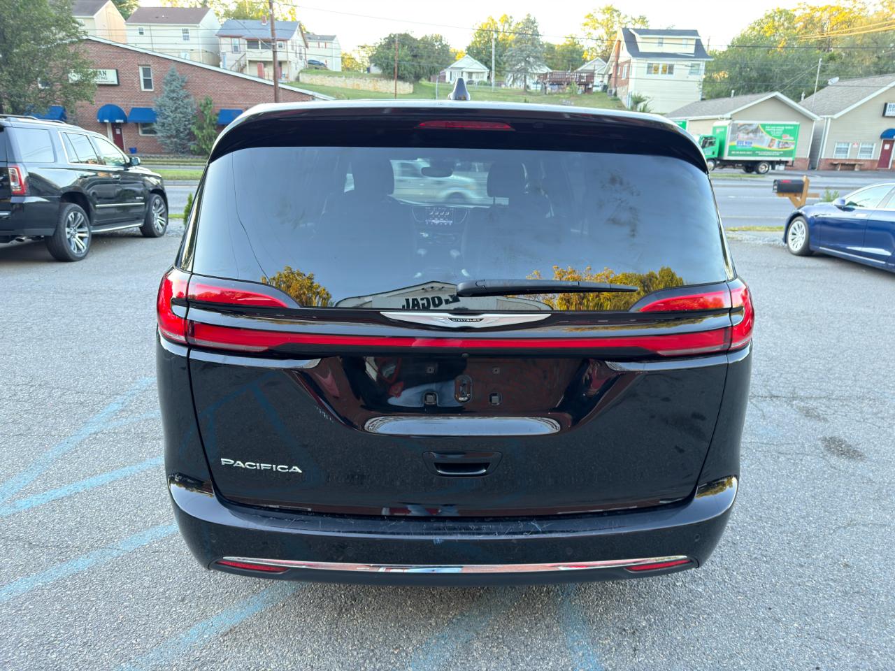 Chrysler Pacifica Touring FWD 2024