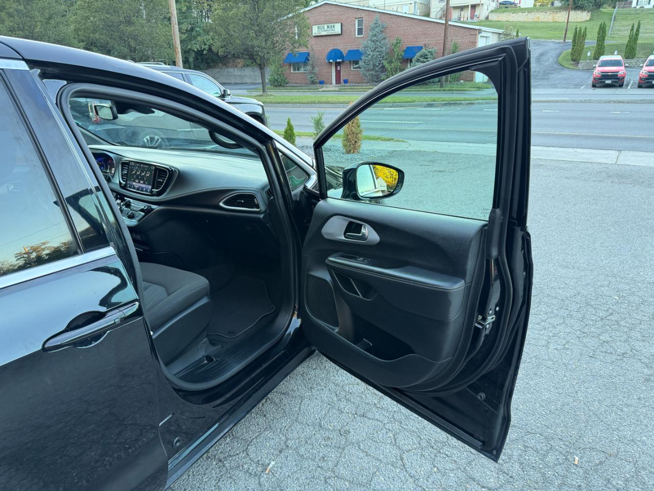 Chrysler Pacifica Touring FWD 2024