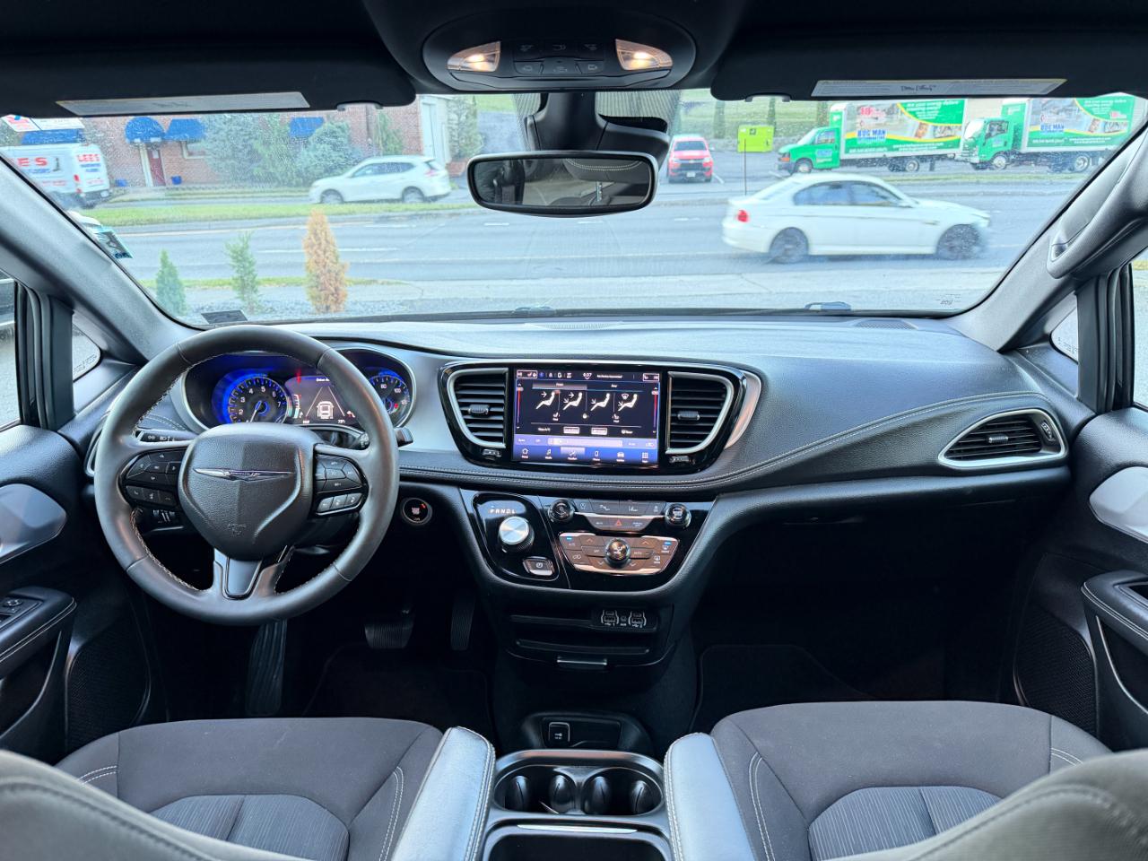 Chrysler Pacifica Touring FWD 2024