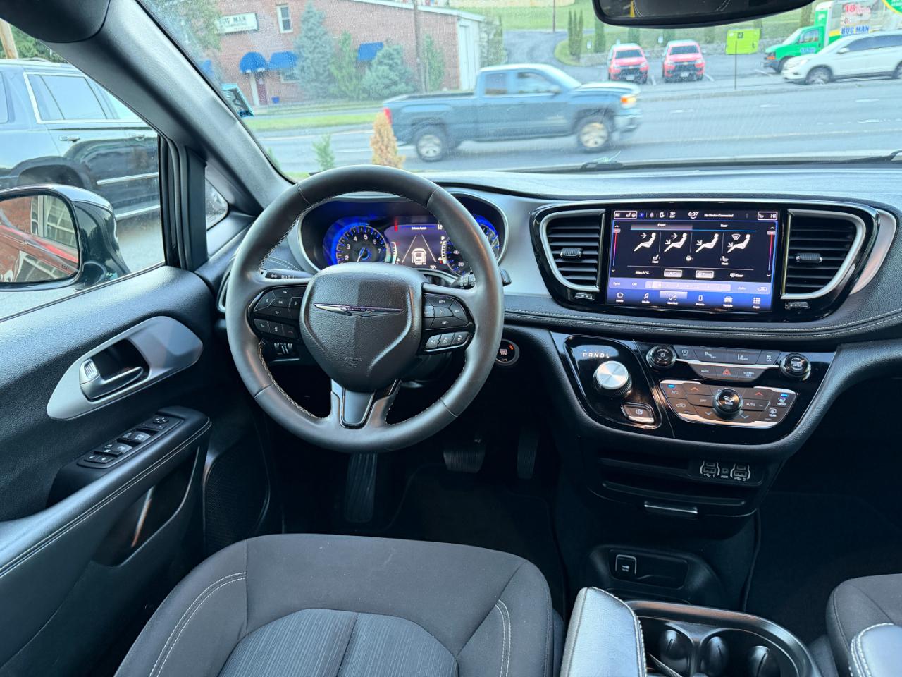 Chrysler Pacifica Touring FWD 2024