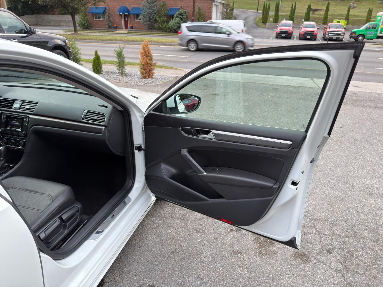 Volkswagen Passat 4dr Sdn 1.8T Auto S PZEV 2016