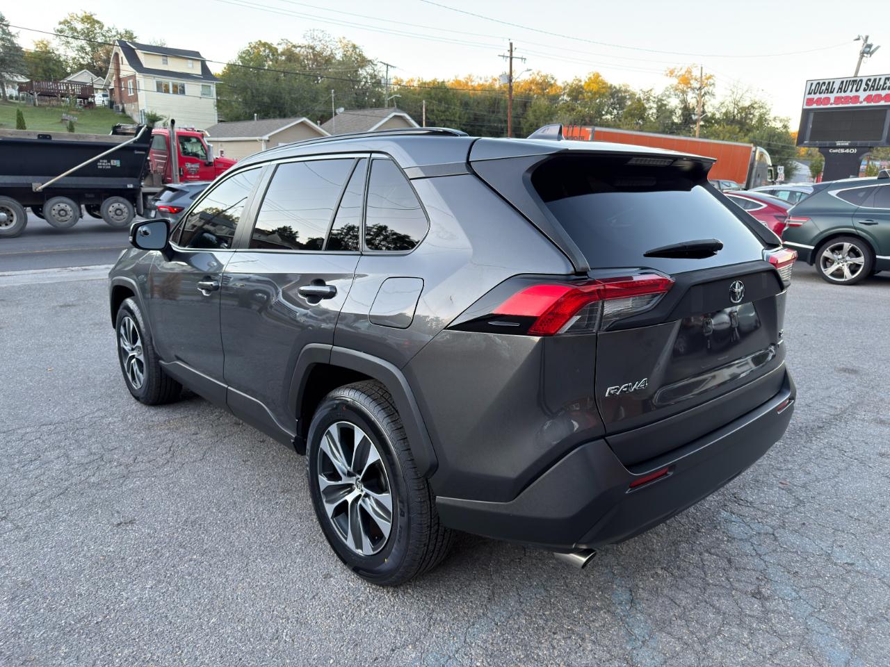 Toyota RAV4 LE FWD (Natl) 2020