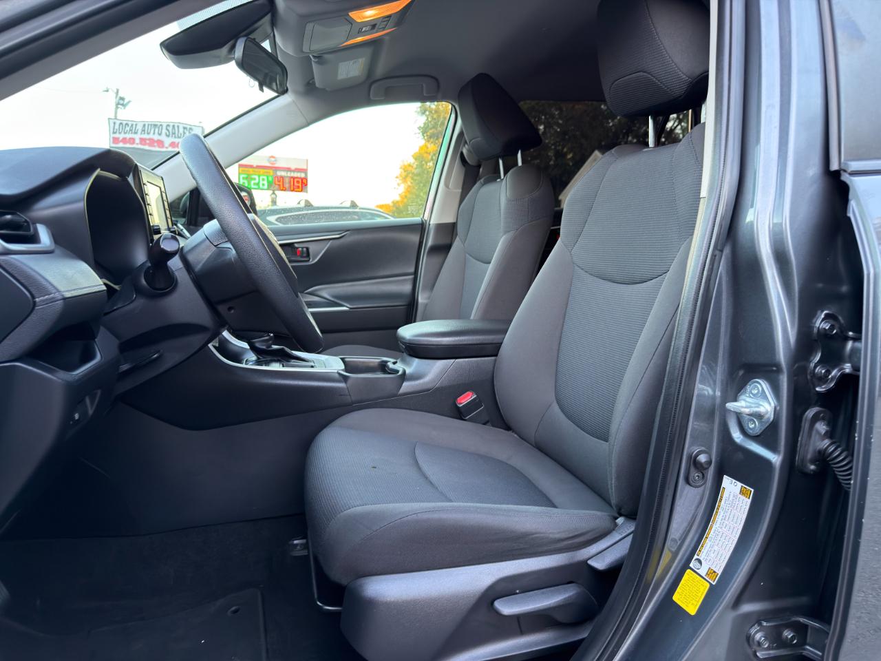 Toyota RAV4 LE FWD (Natl) 2020