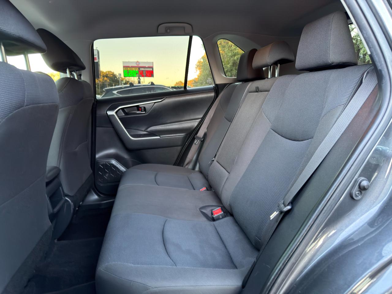 Toyota RAV4 LE FWD (Natl) 2020