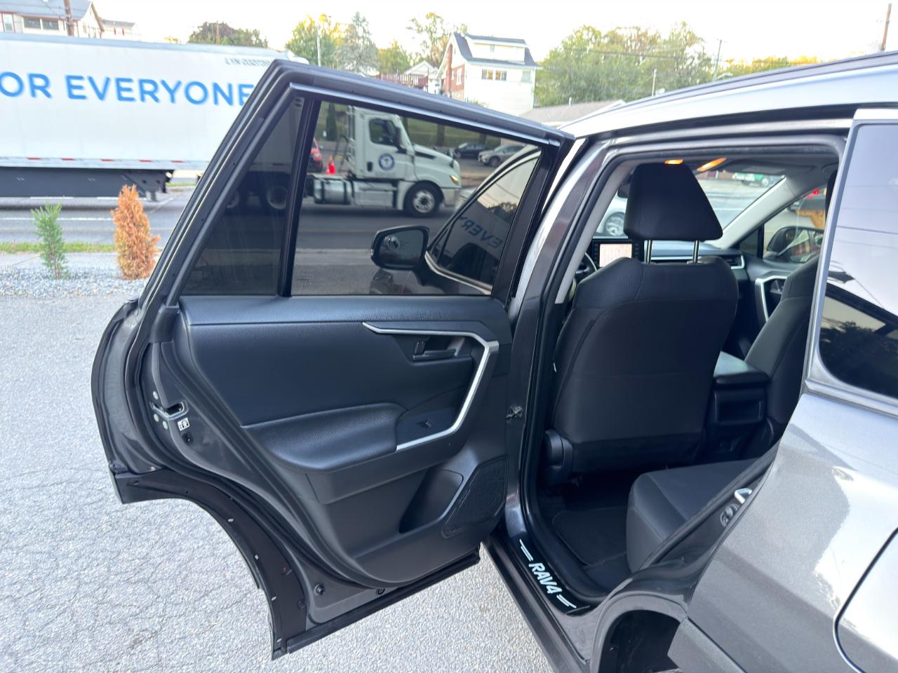 Toyota RAV4 LE FWD (Natl) 2020