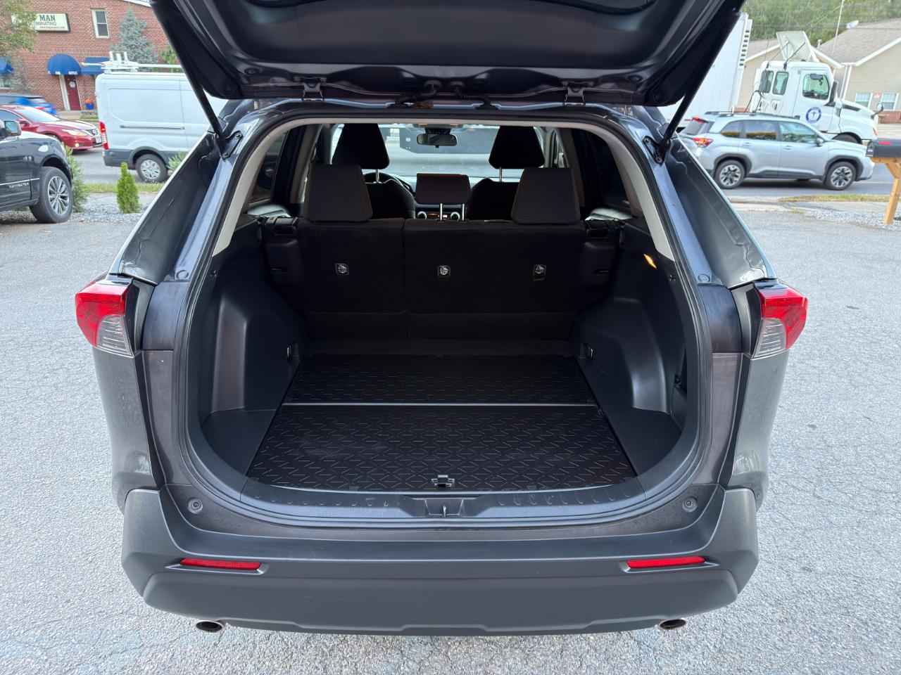 Toyota RAV4 LE FWD (Natl) 2020