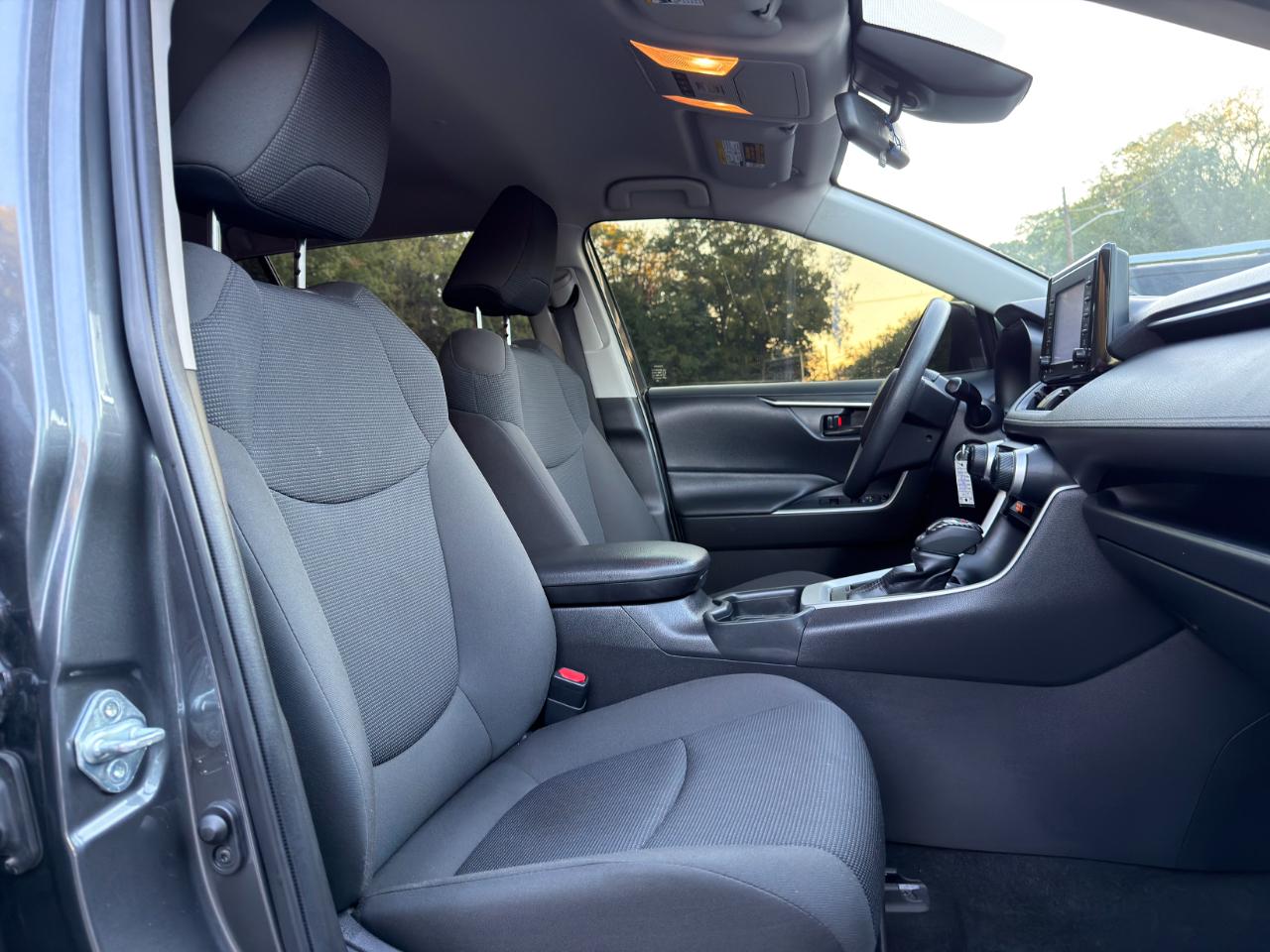 Toyota RAV4 LE FWD (Natl) 2020