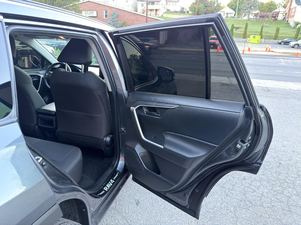 Toyota RAV4 LE FWD (Natl) 2020