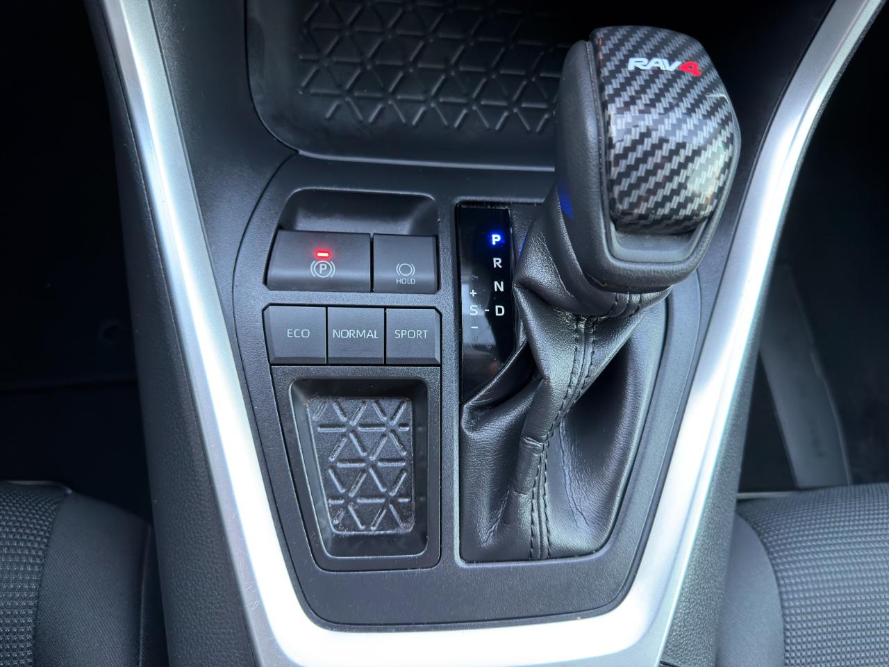Toyota RAV4 LE FWD (Natl) 2020