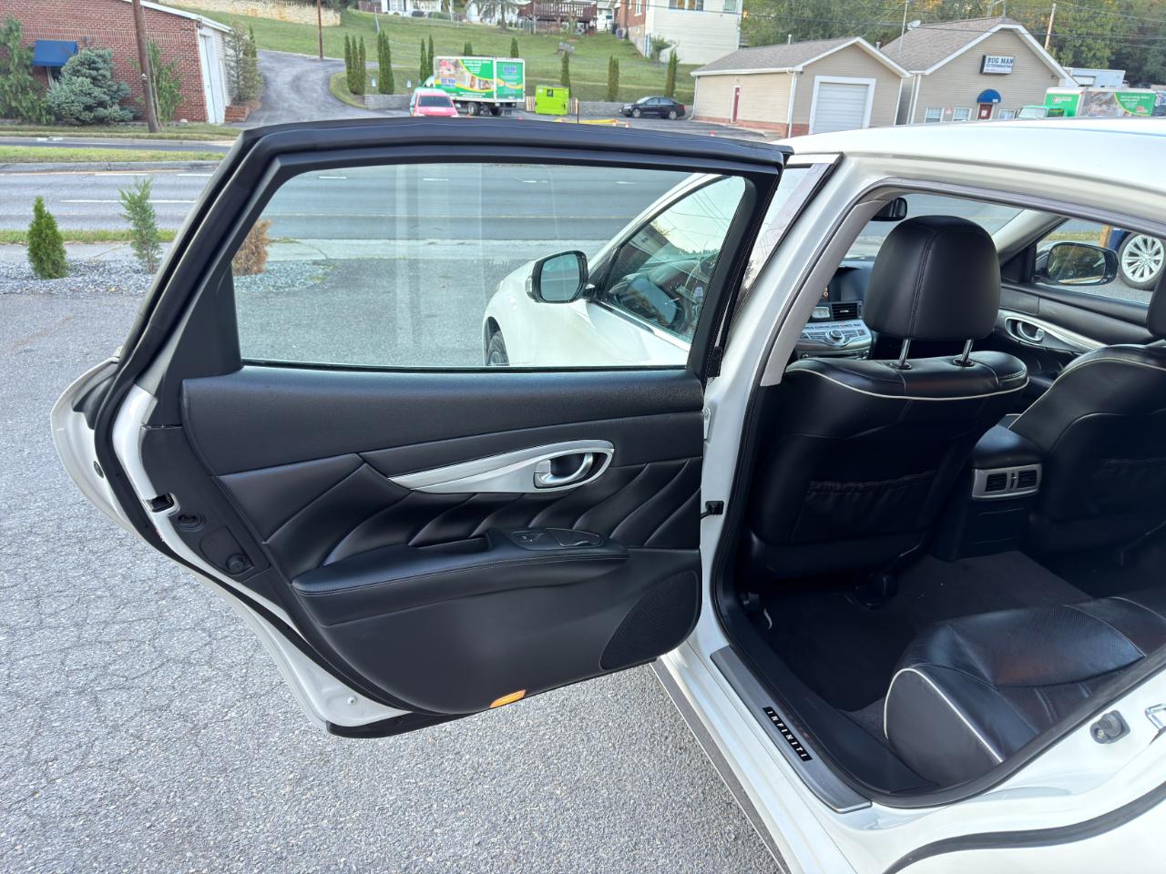 Infiniti Q70L 3.7 LUXE AWD 2019