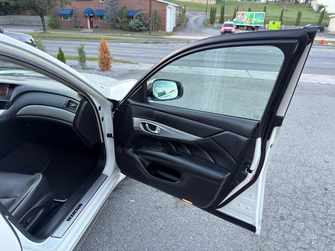 Infiniti Q70L 3.7 LUXE AWD 2019