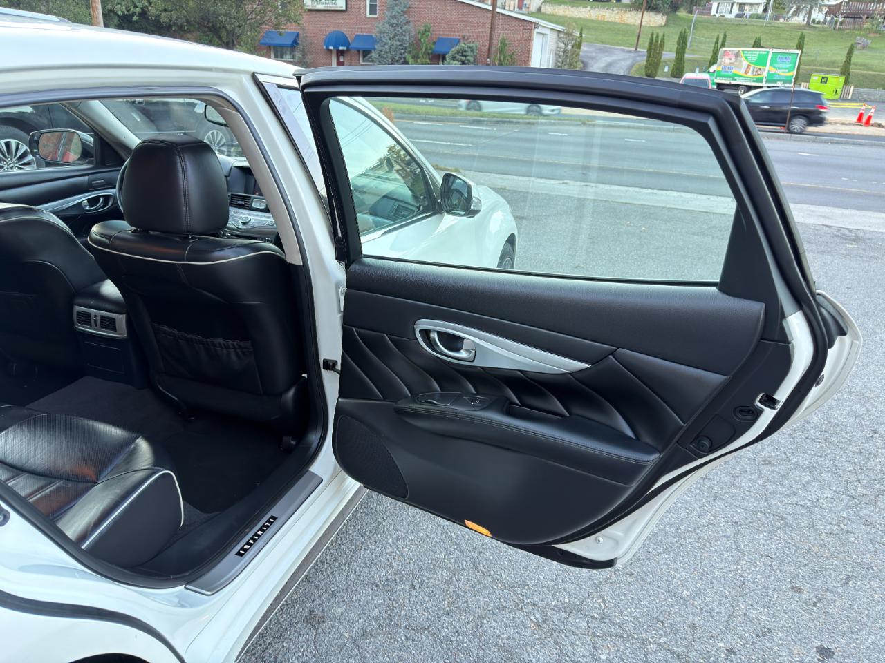 Infiniti Q70L 3.7 LUXE AWD 2019