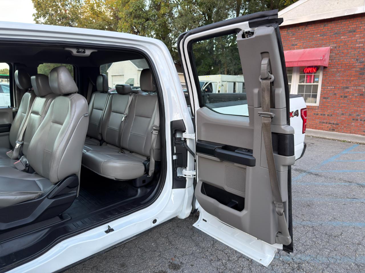 Ford F-150 Lariat 4WD SuperCab 8' Box 2018