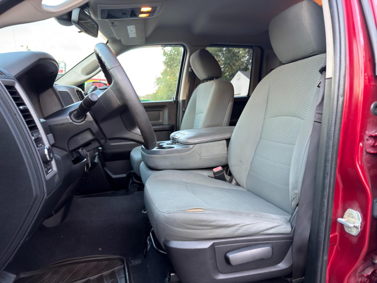 RAM 1500 4WD Quad Cab 140.5" ST 2015